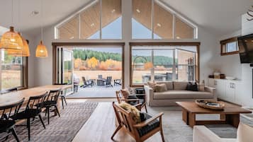 TV connectée, cheminée, lecteur de DVD, baby-foot