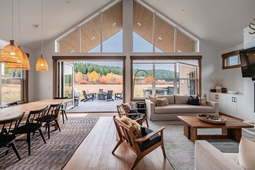Hot Tub with Views of Nelson Preserve, Apartment Above Garage