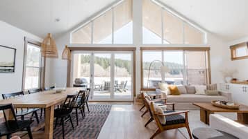 TV connectée, cheminée, lecteur de DVD, baby-foot