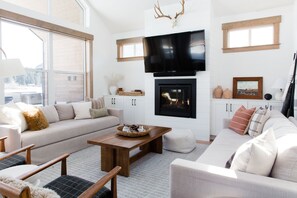 Smart TV, fireplace, DVD player, foosball - Hot Tub with Views of Nelson Preserve, Apartment Above Garage (Cle Elum)