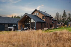 Exterior - Hot Tub with Views of Nelson Preserve, Apartment Above Garage (Cle Elum)