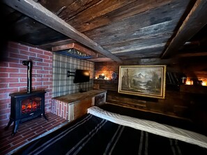 5 bedrooms, travel cot, free WiFi, bed sheets