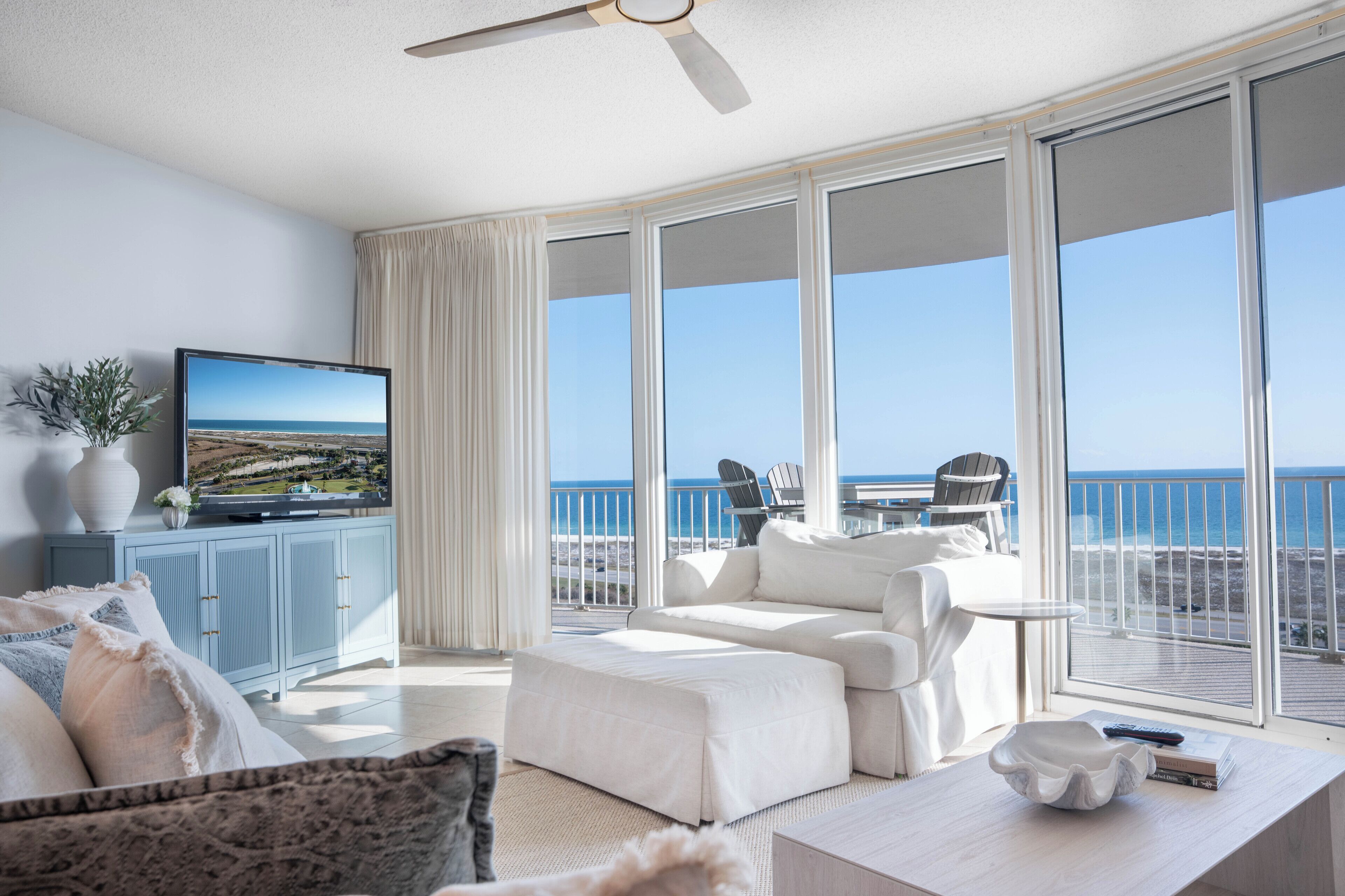 Smart TV, DVD player, ping pong, stereo