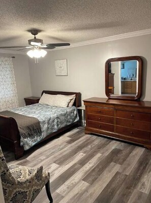 3 bedrooms, iron/ironing board, WiFi, bed sheets