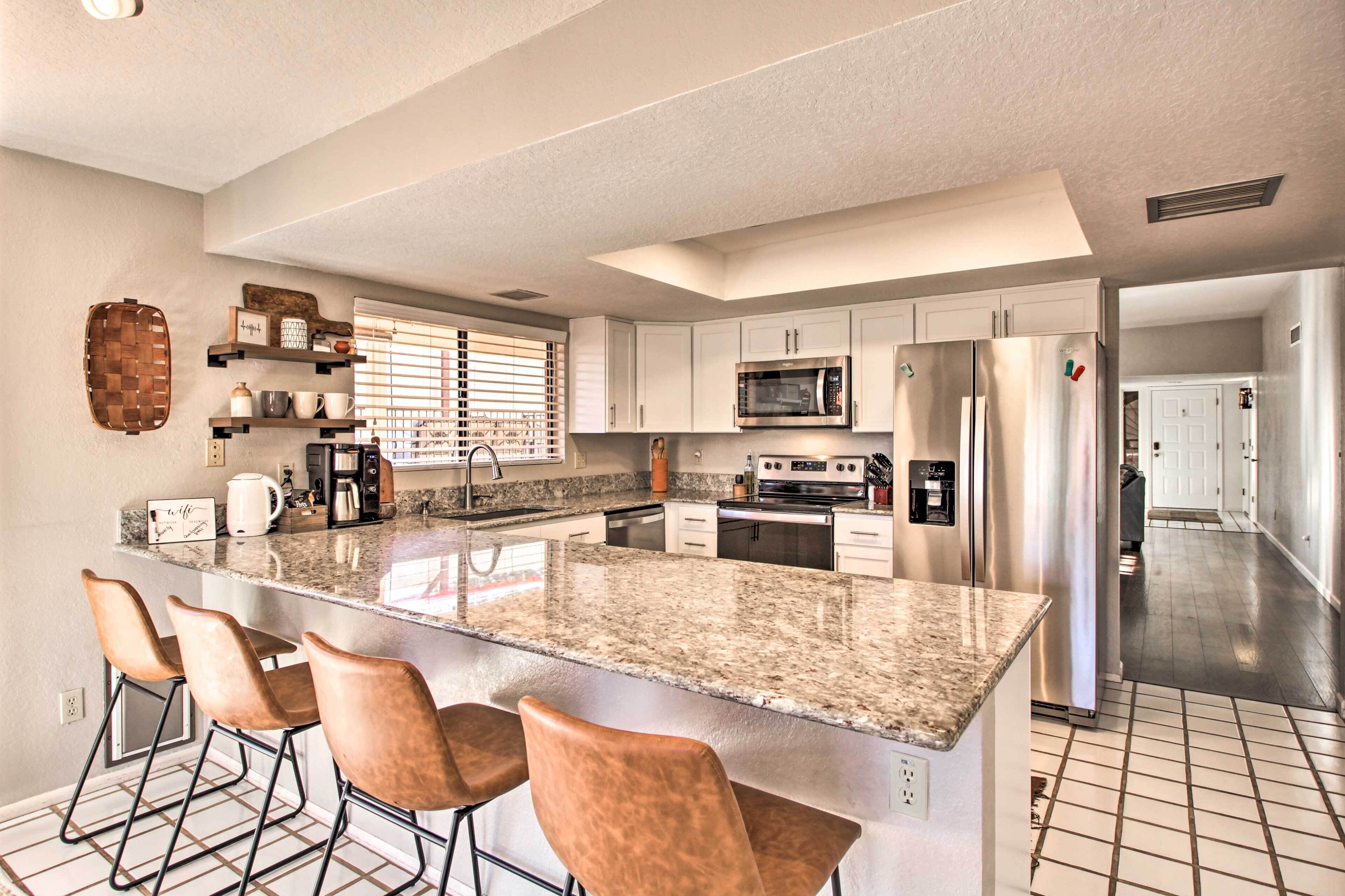 Kjøleskap, mikrobølgeovn, ovn og kokeplater