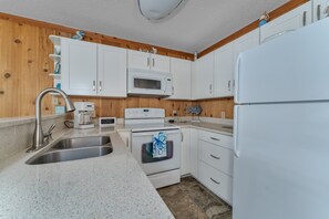 ثلاجة، ميكروويف، فرن، موقد طهي مسطح