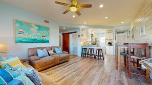 TV - Walk to Sandfest, Shared Pools, Boardwalk to Beach (Port Aransas)