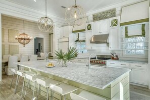 冰箱、微波炉、烤箱、炉灶