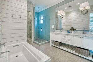 Combined shower/bathtub, hair dryer, towels - Private Pool + 6 Seat Golf Cart that is Close to SandHill Pool - WaterColor | Lake District Home (Santa Rosa Beach)