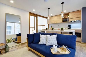 Suíte estúdio urbana | Área de estar | TV de tela plana 49 polegadas com canais a cabo, TV