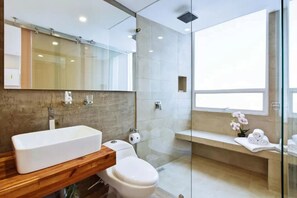 Chuveiro, toalhas de banho