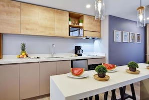 City Studio Suite | Private kitchenette