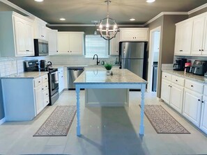 Fridge, microwave, oven, stovetop - 2 KING BED,central, by hwy, peaceful neighborhood (Amarillo)
