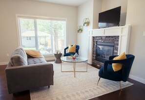 Smart TV, fireplace, books, computer monitors - Seventh Heaven|Walk to Shops|WEM and Downtown| (Edmonton)