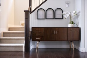 Interior - Seventh Heaven|Walk to Shops|WEM and Downtown| (Edmonton)