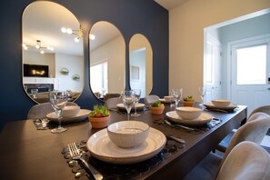 Dining - Seventh Heaven|Walk to Shops|WEM and Downtown| (Edmonton)