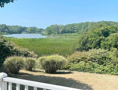 Charming 3 bed room with magnificent views & large deck