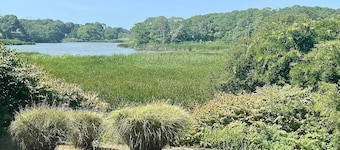 Charming 3 bed room with magnificent views & large deck