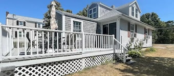 Charming 3 bed room with magnificent views & large deck
