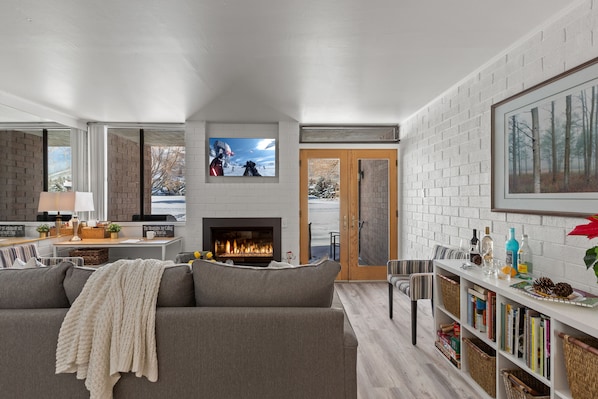 TV, fireplace