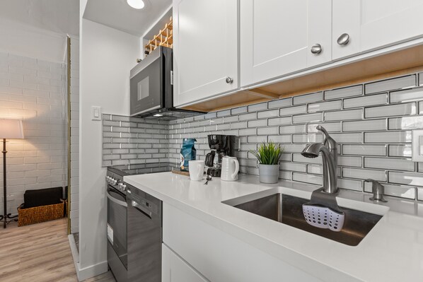 冰箱、微波炉、烤箱、炉灶