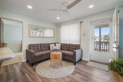 Pet Friendly 2 bed 1 bath condo 
4 night Minimum in-season June-Sept