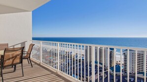 Ein Balkon mit Blick auf das Meer und die Stadt.