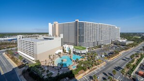 Un grand hôtel doté d’une piscine, de plusieurs bâtiments et offrant une vue dégagée sur le paysage environnant.