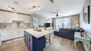 Un appartement moderne doté d’une cuisine, d’un salon et d’un balcon.