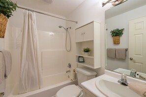 Combined shower/tub, hair dryer, towels