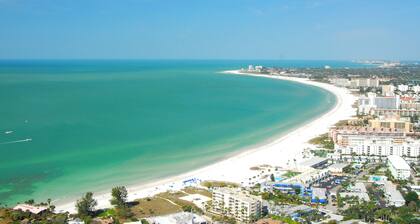 COZY BEACH RETREAT JUST MINUTES AWAY FROM BEACH