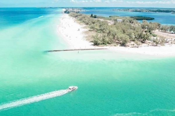 Platja a a prop i tovalloles de platja