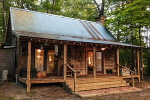 1901 Cabin | Iron/ironing board, free WiFi, bed sheets - The Bird & Butterfly Inn (Jasper)