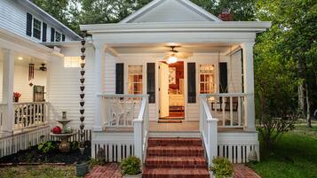 The Little White House | Iron/ironing board, free WiFi, bed sheets