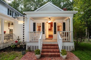 Tabla de planchar con plancha, wifi gratis y ropa de cama 