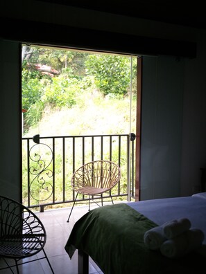 Quarto júnior, sacada, vista para o jardim | Roupas de cama antialérgicas, edredons de pluma, camas Select Comfort