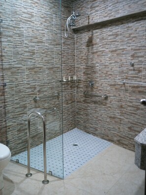 Habitación triple, con acceso para personas discapacitadas, vista al patio | Baño | Regadera tipo lluvia y amenidades de baño gratuitas 