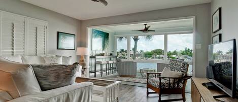 テレビ、DVD プレーヤー