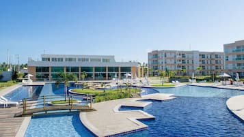 Piscina externa, funciona das 8h às 21h, barracas de cortesia