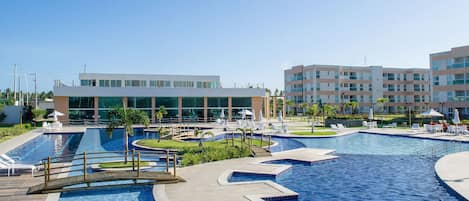 Utomhuspool, öppet 08.00 till 21.00, gratis cabanor och solstolar