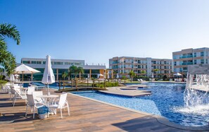 Piscine extérieure, cabanons gratuits, chaises longues