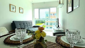 Apartamento básico | Área de estar | Smart TV 40 polegadas com canais digitais, TV, Netflix