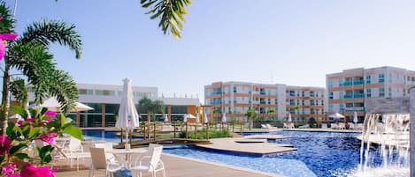 Una piscina al aire libre, camas de piscina gratis