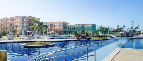 Utomhuspool, öppet 08.00 till 21.00, gratis cabanor och solstolar