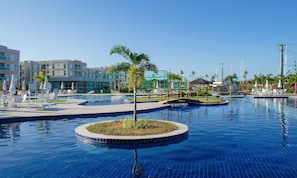 Una piscina al aire libre, camas de piscina gratis
