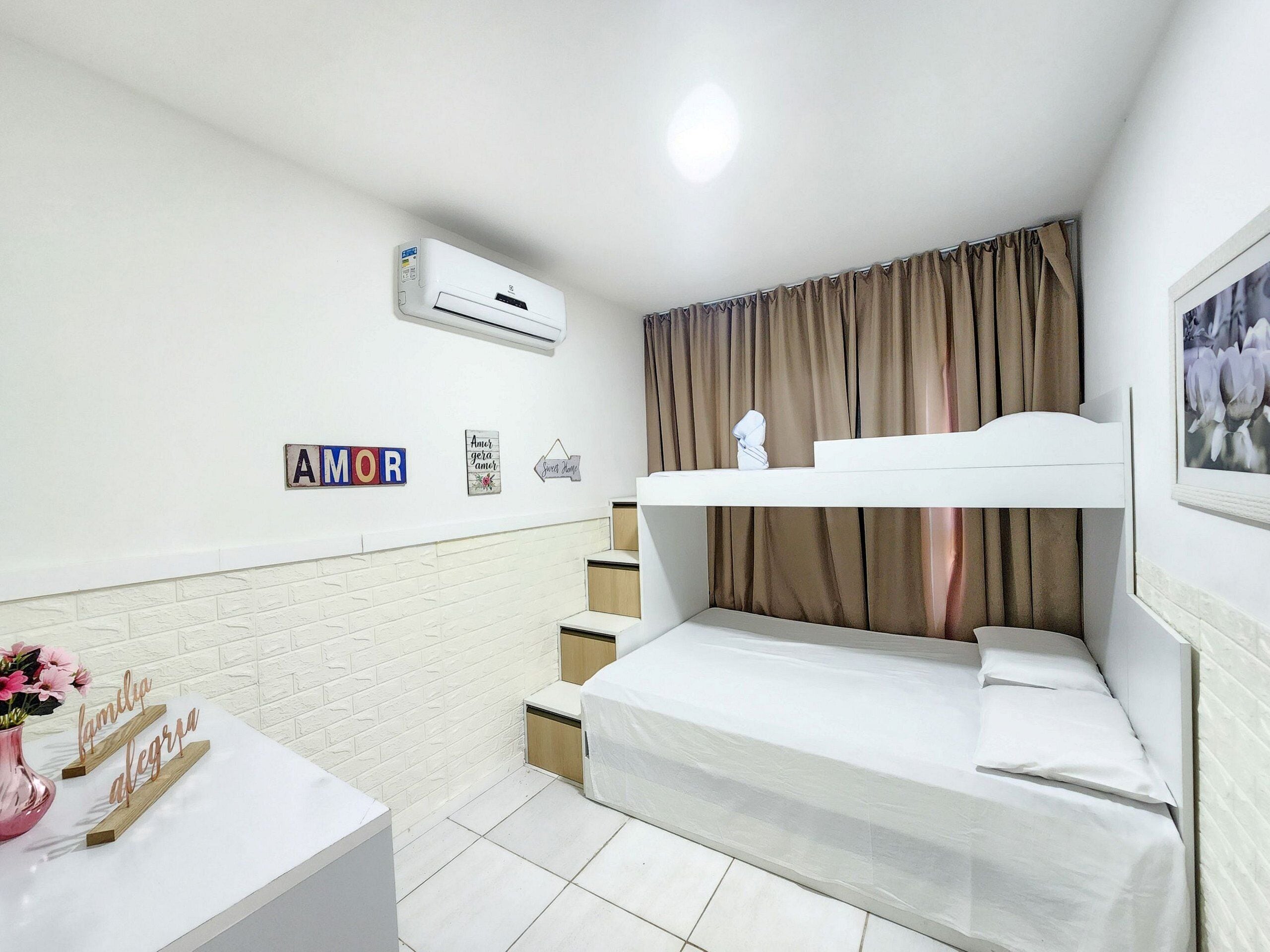 Hypo-allergenic bedding, free WiFi, bed sheets