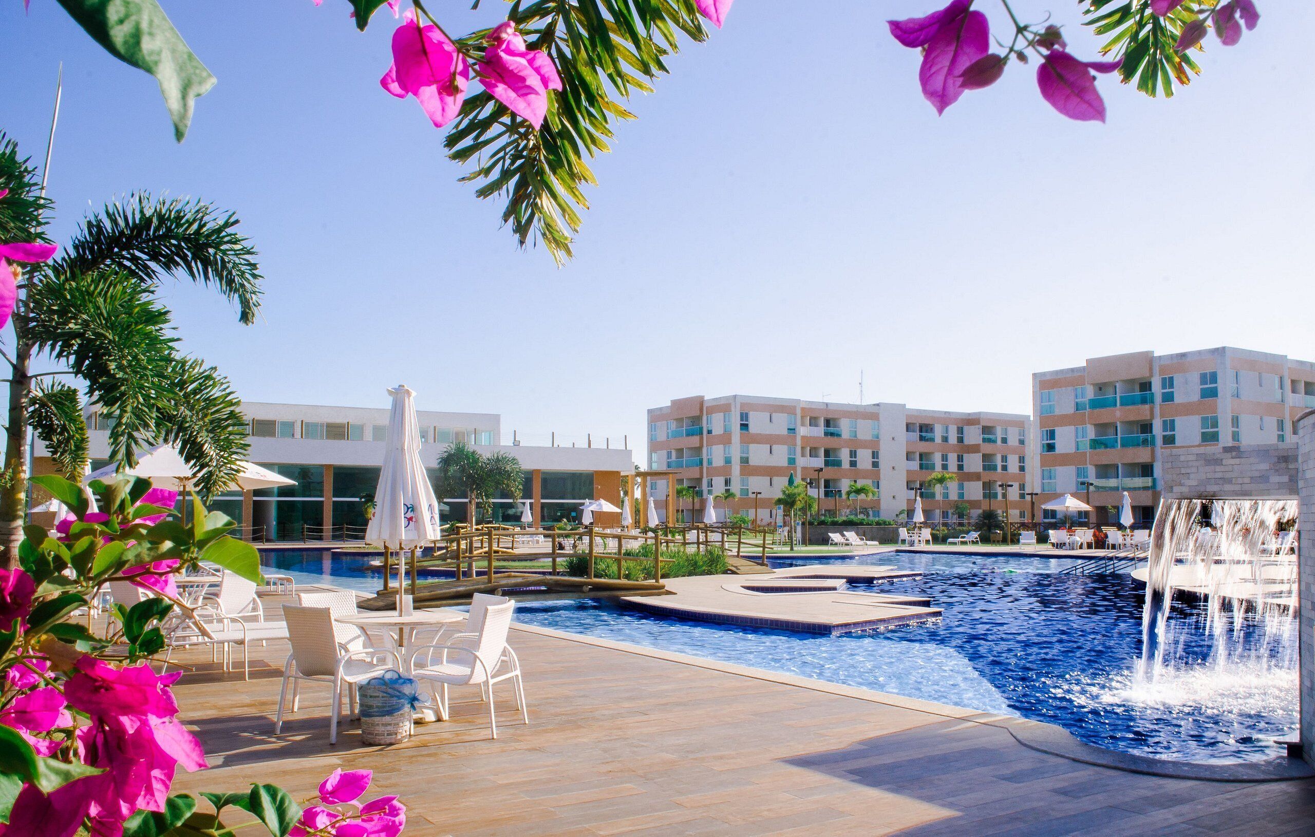 Piscine extérieure, cabanons gratuits, chaises longues