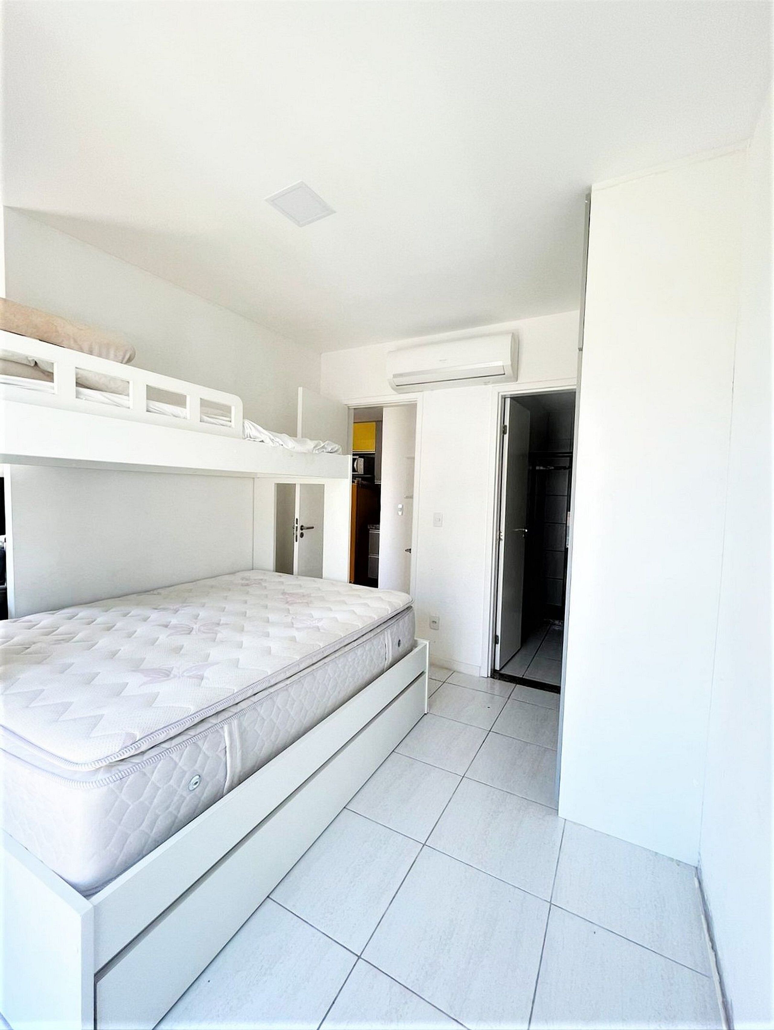 Hypo-allergenic bedding, free WiFi, bed sheets