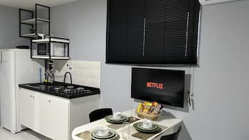 Refrigerador con freezer, microondas, placa de cocina