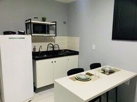 Studiosvit - 1 sovrum - pentry | Eget kök | Stort kylskåp, mikrovågsugn, spishäll och grytor/köksredskap